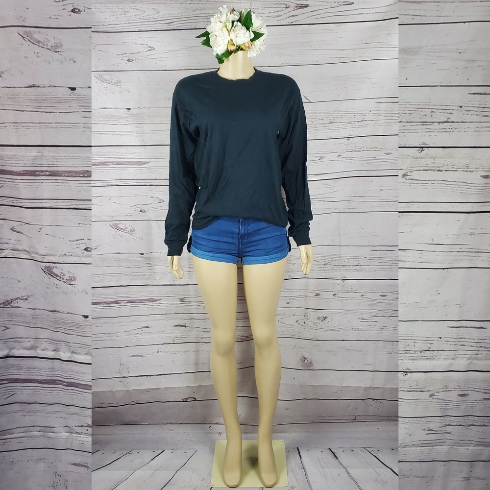 Gildan Medium Black Long Sleeve Shirt – Casual Basic Everyday Tee - Picture 2 of 7